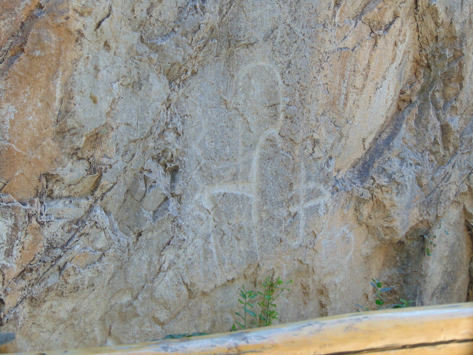Bostanlyk tour — waterfall, petroglyphs and Charvak Reservoir