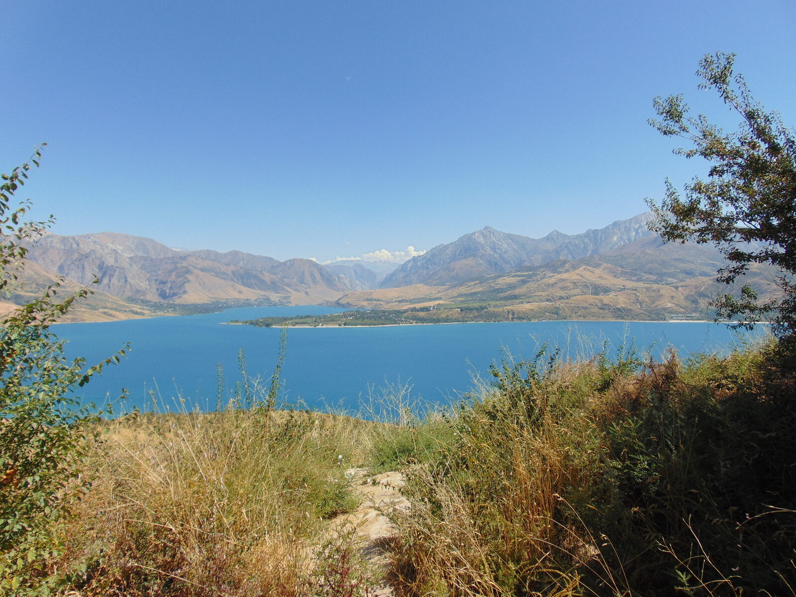 El embalse de Charvak y las montañas del Tian Shan cerca de Taskent